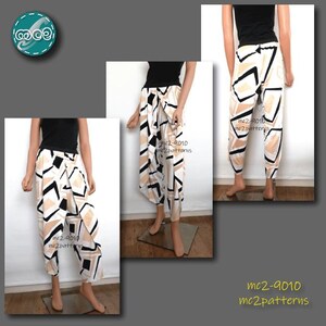 Puede incluir: Pantalones con estampado geom&eacute;trico en blanco, beige y negro. Los pantalones tienen un dise&ntilde;o holgado con cintura fruncida y tobillos ajustados. El texto "mc2-9010 mc2patterns" es visible.
