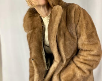Pelzmantel: Nerzpelz. Mittelgroß. Vintage Pelzmantel. Monogramm-Option verfügbar. Hellbraune Jacke.