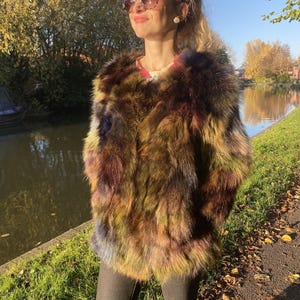 mehrfarbigen Kinderwagen. Lange Jacke aus Fuchspelz. geliebten bunten Mantel. Kleine / mittlere Größe