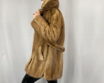 Pelzmantel: Nerzpelz. Mittelgroß. Vintage Pelzmantel. Monogramm-Option verfügbar. Hellbraune Jacke.