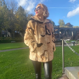 Cappotto di visone. Cappotto di visone con cappuccio. Cappotto di visone marrone. TAGLIA M - L. Cappotto di pelliccia vintage unico fatto a mano - Giacca invernale con cappuccio esclusiva per donna.