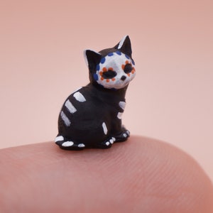 小さな座っている黒またはカラベラの子猫のミニチュア - 1:24 G スケール - 手描き樹脂