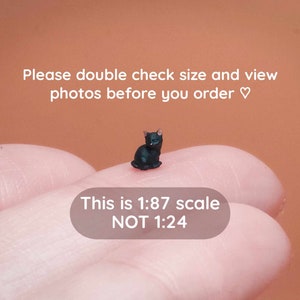 Micro winziges sitzendes schwarzes Kätzchen Miniatur - 1:87 HO Maßstab - Handbemaltes Harz - das kleinste der Welt