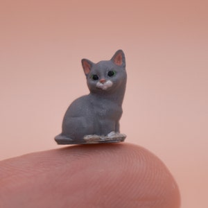 小さな座っている子猫のミニチュア - 1:24 G スケール - 手描き樹脂