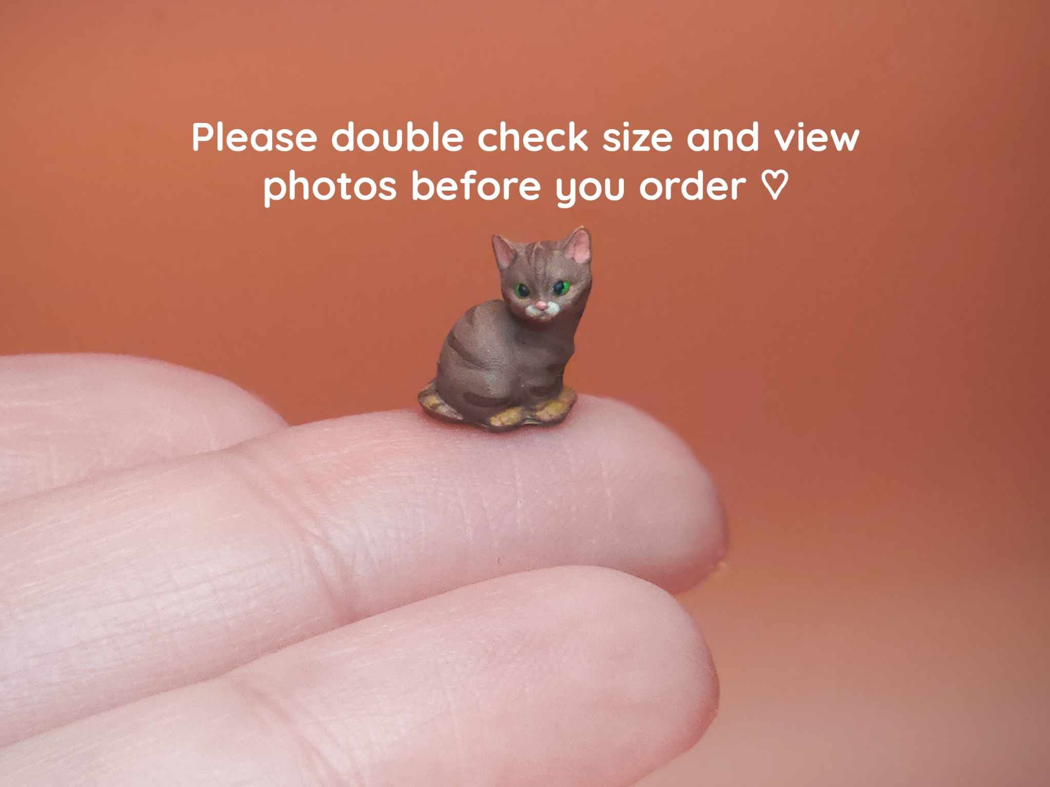 小さな座っている茶色のトラ猫のミニチュア - 1:24 G スケール - 手描き樹脂