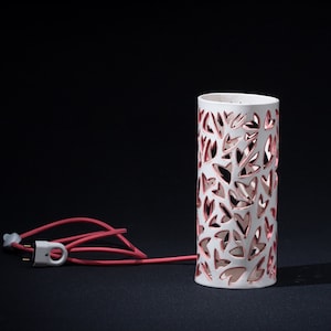 Lampada da tavolo in ceramica bianca con foglie rosa, luce notturna, lampada romantica in ceramica, lampada decorativa, arredamento per la casa, rosa, fatta a mano da Iana Kaisheva
