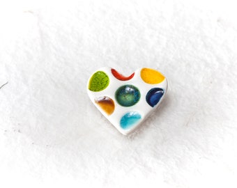 Broche en céramique couleur gros points petite broche en forme de coeur points colorés broche bijoux en céramique couleurs arc-en-ciel par Iana Kaisheva