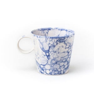 Meerschaumblasen Keramiktasse Kaffee Tee Weißer Ton Blaue Farbe Becher Latte Aquarell Meerwasserblasen Handgemacht von Iana Kaisheva