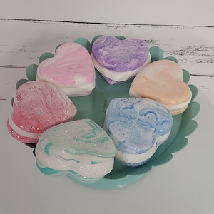 Gefälschte herzförmige Makronen-Kekse, Gefälschte Valentinskekse, Gefälschte Herzförmige Valentinskekse, Gefälschte Makronen-Kekse, Faux-Herz-Kekse