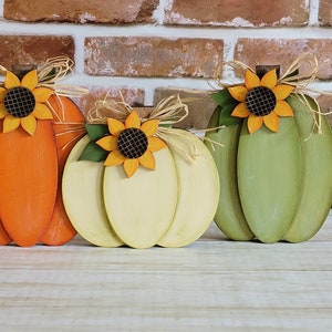 Decoración primitiva de estantes con calabazas, decoración de Acción de Gracias estilo granja, decoración de bandejas de varios niveles de otoño