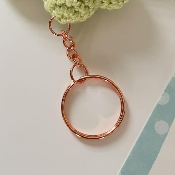 Regalo per San Patrizio, portachiavi personalizzato con vero quadrifoglio irlandese, ciondolo portafortuna iniziale. - Italia