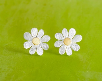 Flower stud with fine gold dot