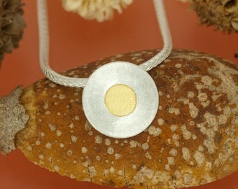 Circular pendant with fine gold dot