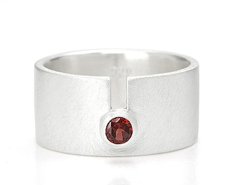 Slot ring with garnet