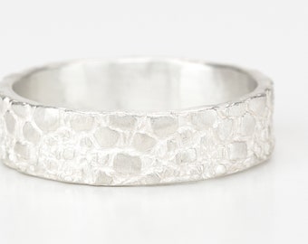 Embossed ring with lace pattern made of 925 sterling silver