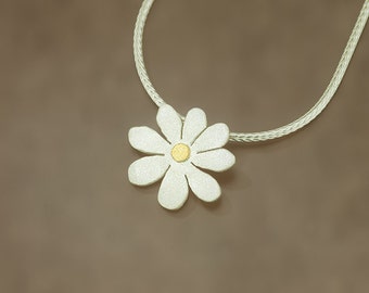 Flower pendant with fine gold dot