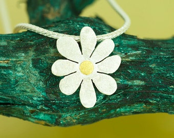 Flower pendant with fine gold dot