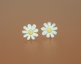 Flower stud with fine gold dot