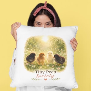 Kissenkollektion „Tiny Peep Society“ | Dekokissen mit Kükenmotiv im Cottagecore-Stil | Frühlingskissen im Landhausstil | Geschenkidee für Kinderzimmer und gemütliches Zuhause
