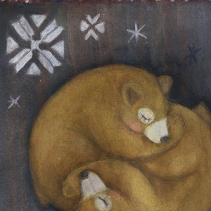 Puede incluir: Ilustración de dos osos pardos acurrucados, durmiendo plácidamente. Los osos están sobre un fondo oscuro con acentos de copos de nieve y estrellas blancas. Un borde rojo y blanco enmarca la parte inferior.