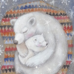 Puede incluir: Ilustración de dos osos polares blancos, uno grande y otro pequeño, abrazándose. Descansan sobre una manta estampada con un fondo de copos de nieve. La imagen transmite ternura y calidez.