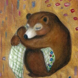 Puede incluir: Un oso marrón con los ojos cerrados está acurrucado dormido sobre un fondo dorado con una manta a cuadros verde y blanca. La manta tiene pequeñas flores azules, rojas y verdes.