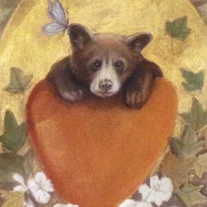 Puede incluir: Ilustración de un osezno marrón descansando sobre un gran corazón naranja. Una mariposa azul claro revolotea cerca del oso, con flores blancas y hojas verdes que rodean el corazón sobre un fondo dorado.