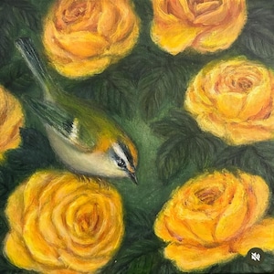 Puede incluir: Una pintura al óleo representa un pequeño pájaro verde y amarillo posado sobre una rosa amarilla vibrante. El ave está rodeada de otras rosas amarillas y follaje verde oscuro, creando una escena naturalista.