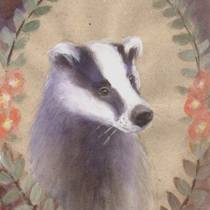 Puede incluir: Pintura a la acuarela de un tejón con cara en blanco y negro y pelaje gris. El tejón está rodeado por una corona de hojas verdes y flores naranjas, sobre un fondo beige.