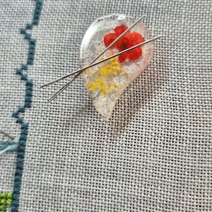 Flowers needle minder