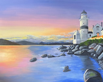 Può includere: Dipinto acrilico di una scena costiera al tramonto. Un faro bianco e nero si erge su una costa rocciosa, con un edificio annesso. Il cielo passa dal giallo al rosa e al blu, riflettendosi nell'acqua. Le montagne sono visibili in lontananza.