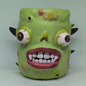 Escultura de monstruo en frasco de vidrio – Portalápices y soporte para plantas reciclados – Organizador de escritorio / Maceta