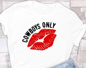 Cowboys Only Kissing Lips Camiseta // Unisex Soft Style en blanco, gris o rosa