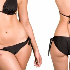 Peut inclure: Bikini noir avec un haut halter et un bas à nouer sur les côtés.