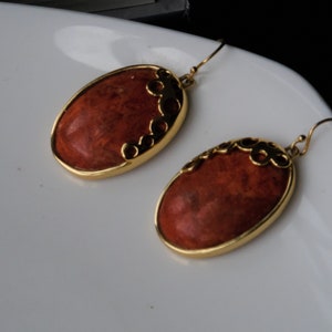 Orecchini a gancio vintage in corallo spugna rosso vermeil oro