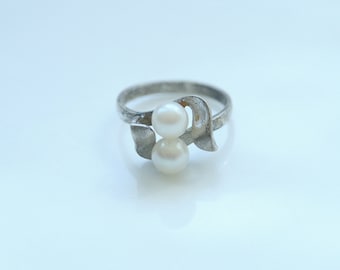 Anillo de plata de ley con perlas de agua dulce blancas de segunda mano, talla 6