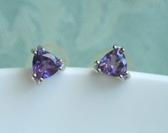 Pendientes de amatista talla trillón en oro blanco de 14 quilates usados