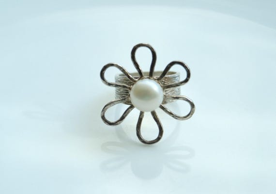 Preowned Daisy Statement Ring with Button Freshwa… - image 1