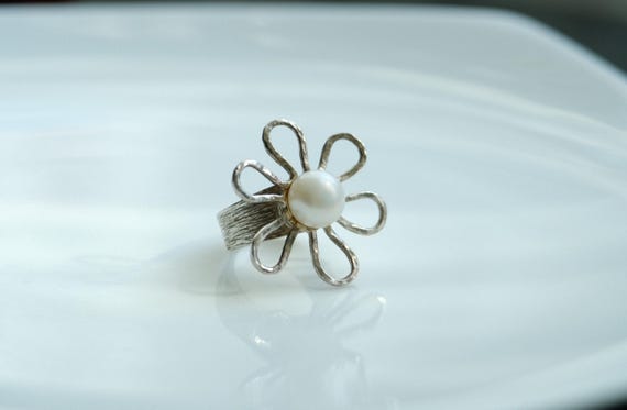 Preowned Daisy Statement Ring with Button Freshwa… - image 3
