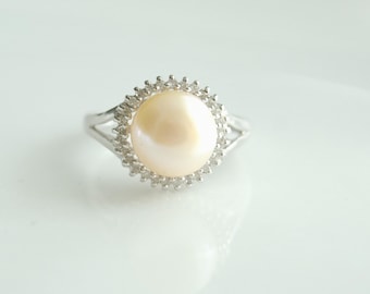 Preowned 14K White Gold Cultured Pearl and Diamond Ring Size 7.25