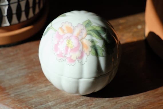 Vintage Elizabeth Arden Floral Porcelain Trinket - image 1