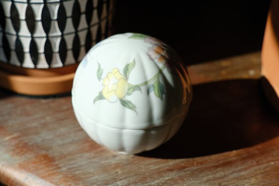 Vintage Elizabeth Arden Floral Porcelain Trinket - image 2