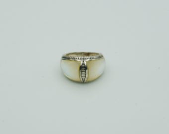 Preowned Sterling Silver Mother of Pearl Dome Ring Size 9.25