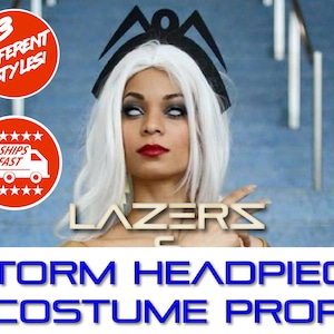 Può includere: Un accessorio per costume da testa di Storm in bianco e nero con tre stili diversi. Il copricapo è indossato da una donna con i capelli bianchi e il rossetto rosso. Il testo "LAZERS" è visibile nell'immagine.