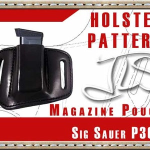 Op de afbeelding: Een zwart lederen holsterpatroon voor een Sig Sauer P365 pistool met een magazijnzak. Het patroon bevat stiknaden en de tekst "HOLSTER PATTERN" en "MAGAZINE POUCH".