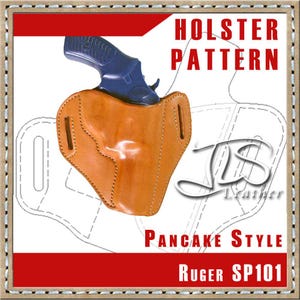 Op de afbeelding: Een bruinleren holster in pannenkoekstijl met een blauw pistool erin. De afbeelding bevat de tekst "HOLSTER PATTERN", "Pancake Style" en "Ruger SP101". De holster heeft gestikte randen en riemlussen.