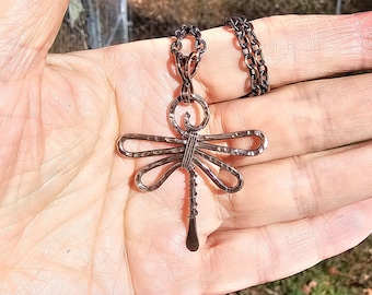 Colar artesanal com pingente de libélula em cobre maciço