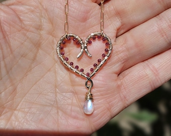 Collar con colgante de corazón hecho a mano relleno de oro de 14 k con granate y piedra lunar arcoíris
