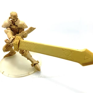 Peut inclure: Une figurine en plastique beige d'un guerrier tenant une grande épée. Le guerrier porte une armure et a une expression déterminée sur son visage.