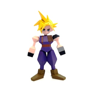 Könnte beinhalten: Eine Holzfigur einer Figur mit stacheligen gelben Haaren, die ein lila Outfit mit braunen Akzenten trägt. Die Figur hat ein stilisiertes Design mit blockartigen Armen und Beinen sowie braunen Stiefeln. Die Figur steht auf einer weißen Oberfläche.